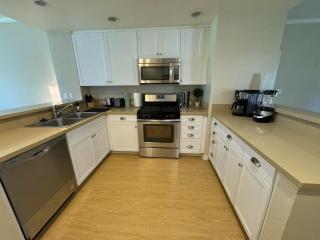 Luxury 2-Bed with Pool, Steps from Irvine Spectrum Center - Irvine - 4