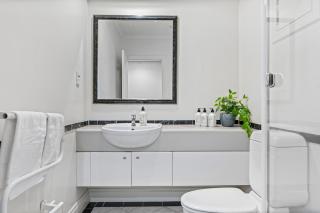 Cozy Room with King Bed in CBD w Gym and Pool! - 2