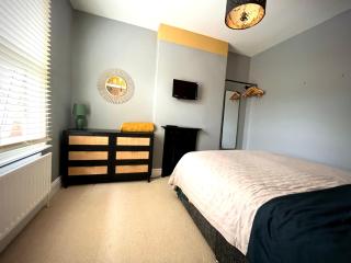 2 bedroom Hidden Gem in Stamford with parking - Stamford - 2