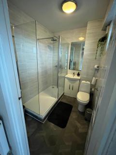 Modern 2-Bedroom London Base - 15 mins to Central London - Next to East Croydon Station - Sleeps 5 - 7