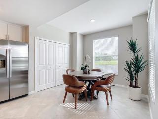 Experience Coastal Elegance 2-bed, 2-bath Condo - Venice - 3