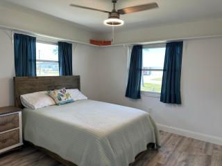 "luxurious 4-bed Furnished Home With Pool" - Rotonda West - 3