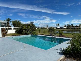 "luxurious 4-bed Furnished Home With Pool" - 7