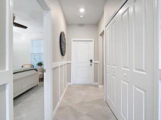 Experience Coastal Elegance 2-bed, 2-bath Condo - Venice - 5