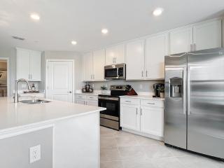 Experience Coastal Elegance 2-bed, 2-bath Condo - Venice - 1