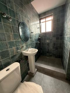 Penthouse East Legon Gem - A&C Mall, Just 2 minutes walk - 3