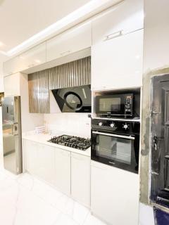 Nova Rise Apartment - Large 3BR with Wifi PS5 247 Power Smart TV - Lekki - 9