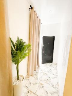 Nova Rise Apartment - Large 3BR with Wifi PS5 247 Power Smart TV - Lekki - 5