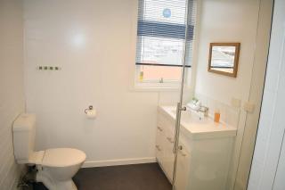 Comfy Apartment with carpark 2 minutes to CBD - 4