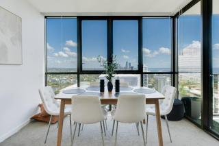 Avani Vista - Chic Beachside Escape with Pool and Gym - 9