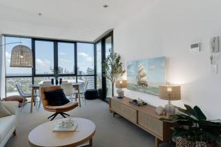 Avani Vista - Chic Beachside Escape with Pool and Gym - Gold Coast - 5