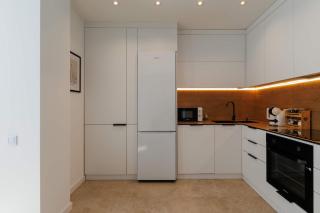 Elegant Apartment with Balcony, Dedicated Workspace, Coffee Station and 65" Smart TV - GrandStay md - 1