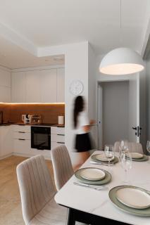 Elegant Apartment with Balcony, Dedicated Workspace, Coffee Station and 65" Smart TV - GrandStay md - 7