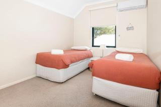 Best Location-100m from beach, town and coffee - 9