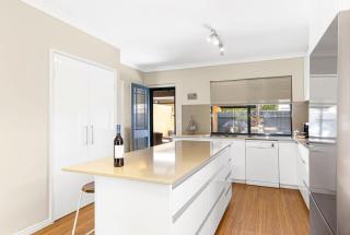 Best Location-100m from beach, town and coffee - 5