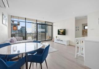 Modern Apartment with City View - 8