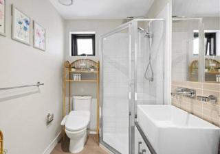 Modern Apartment with City View - 4