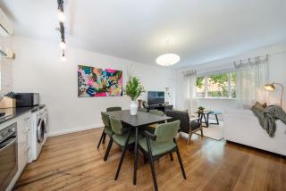 Daisy Lane Elwood - Melbourne - 3