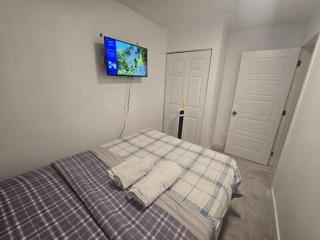 Bedroom with TV in Upland E - Edmonton - 4