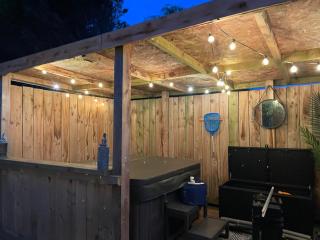 Seaside garden with hot tub - 8