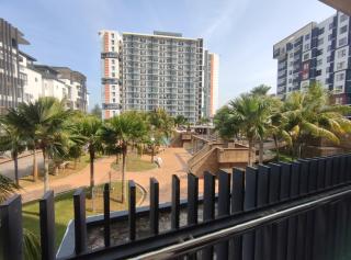 Eqino Swiss Garden Studio with Pool View - Kuantan - 0