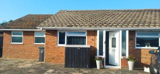 An entire two bed sea side bungalow with lazy spa - 8