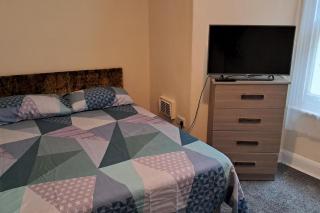 Apartment Sleeps 3 - Garden Pets Welcome - 2