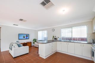 Beauty And the Beach Coastal Comfort at its best. - Guilderton - 4