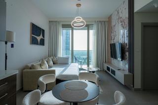 Elegant Downtown Escape 1BR w Balcony, Pool & Gym - 1