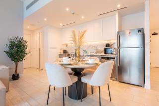 Steps from Marina Beach, AquaFun & The Walk, Mins to Bluewaters Island and Ain Dubai - La Vie, Jumeirah Beach Residence by Deluxe Holiday Homes - 2