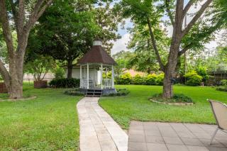Spacious 3BR Retreat - Pool Table Gazebo Yard - Houston - 6