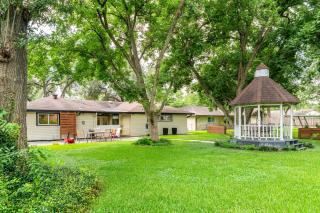 Spacious 3BR Retreat - Pool Table Gazebo Yard - Houston - 2