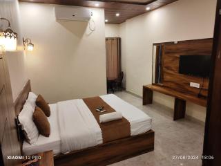 Hotel Great Ganga inn Rishikesh # Restaurant # Parking # Lift # Traveler choice # Open Rooftop - Rishīkesh - 8