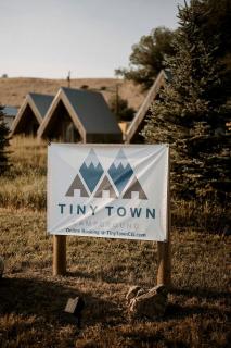 Gorgeous A-Frame Cabin for Two near Yellowstone with Incredible Glampground Amenities in Emigrant, Montana - Emigrant - 3