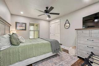 Gorgeous Family Cottage Ideal to Stargaze from the Deck in Texas - 3