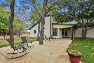 Gorgeous Family Cottage Ideal to Stargaze from the Deck in Texas - Bryan - 1
