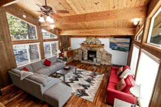 Comfy Mountain Cabin Near the Lake with Pool Table, Deck and Jacuzzi in California - 5