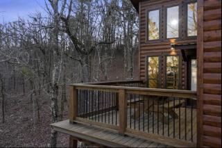 Beautiful Log Cabin with Private Hot Tub, Fire Pit, and Spacious Balcony, Perfect for a Luxury Mountain Retreat - - 9