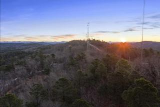 Beautiful Log Cabin with Private Hot Tub, Fire Pit, and Spacious Balcony, Perfect for a Luxury Mountain Retreat - - 6
