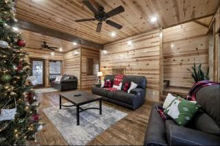 Beautiful Log Cabin with Private Hot Tub, Fire Pit, and Spacious Balcony, Perfect for a Luxury Mountain Retreat - - 3