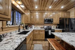 Beautiful Log Cabin with Private Hot Tub, Fire Pit, and Spacious Balcony, Perfect for a Luxury Mountain Retreat - - 1