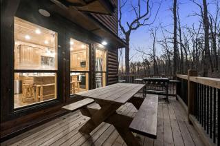 Beautiful Log Cabin with Private Hot Tub, Fire Pit, and Spacious Balcony, Perfect for a Luxury Mountain Retreat - 6