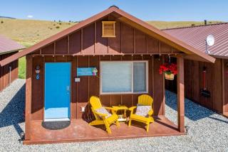 Lovely Tiny Cabin Close to Yellowstone with Incredible Mountain Views in Emigrant, Montana - 8