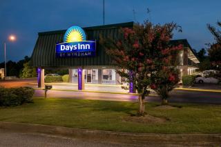 Days Inn by Wyndham Seneca-Clemson - 1