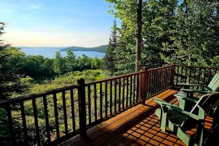 Luminous Tiny Cabin Overlooking the Lake in Maine - 8