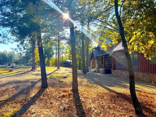 Spacious and Pet Friendly Rustic Lodge, Perfect for a Family Getaway to Broken Bow, OK - Stephens Gap - 2