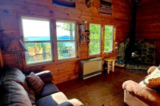 Luminous Tiny Cabin Overlooking the Lake in Maine - 5