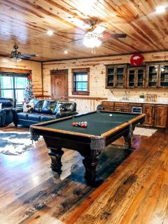 Spacious and Pet Friendly Rustic Lodge, Perfect for a Family Getaway to Broken Bow, OK - 6