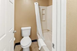 Super 8 by Wyndham Cincinnati-Springdale OH - 3