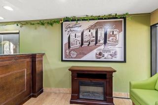 Super 8 by Wyndham Cincinnati-Springdale OH - 3